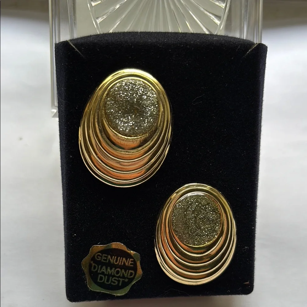 🟥Brand New Oval Stud Earrings With Diamond Dust, Gold Tone
